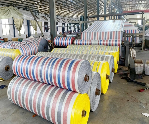 秦皇岛防水防晒彩条布:加厚款vs标准款对比 建筑工地抗老化耐磨防雨布价格与成本效益分析